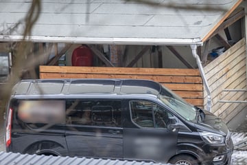 Mann wird von eigenem Auto eingeklemmt und schwer verletzt