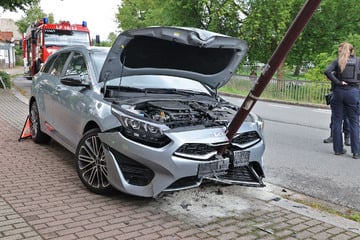 Unfall im Landkreis Zwickau: Kia-Fahrer fällt Straßenlaterne