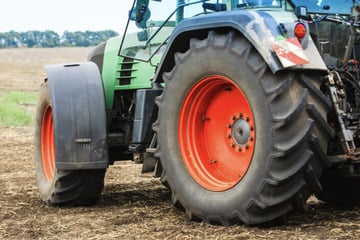 Traktor kippt um: Mais verteilt sich auf Landstraße, dann kommt es zu einem weiteren Unfall