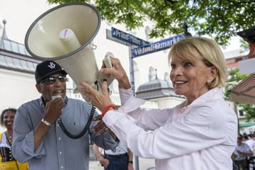 Uschi Glas mit Megaphon auf dem Viktualienmarkt: "Nicht mit uns"