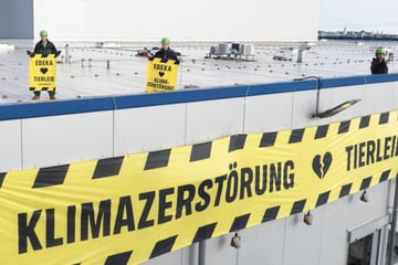 Greenpeace-Aktivisten kennzeichnen Edeka-Fleischwerk als Tatort