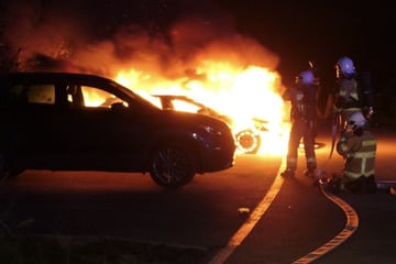 Leipzig: Feuerwehr konnte nichts mehr tun: Audi fackelt auf Pendler-Parkplatz ab