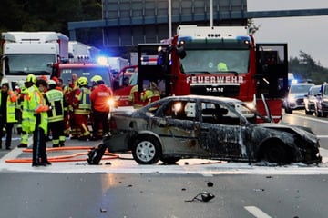 Unfall A3: Opel kracht auf A3 in Lkw und fängt Feuer: Fahrer flüchtet zu Fuß