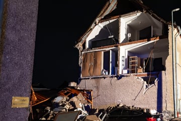 Schweres Unwetter in Rheinland-Pfalz: Frau von Baum erschlagen, Haus-Fassaden zertrümmert