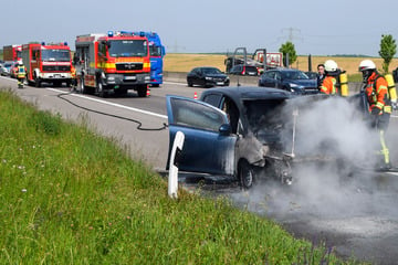Unfall A6: Auto gerät während der Fahrt in Brand: Frau rettet sich in letzter Minute