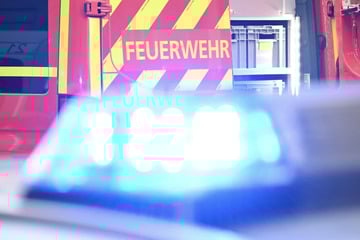 Feuer zerstört Garage und Auto, dann greifen die Flammen auf das Haus über