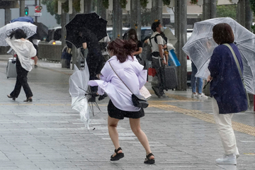 Taifun trifft auf Japan: Heftiger Wind und starke Regenfälle