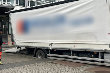 Berlin: Über U-Bahn-Station Ernst-Reuter-Platz: Lkw bricht auf Gehweg in Boden ein!