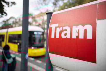 Drama auf den Gleisen: 78-Jährige von Straßenbahn mitgeschleift und schwer verletzt