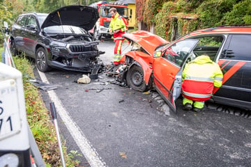 Heftiger Unfall in Sachsen: VW kracht in Gegenverkehr, mehrere Menschen schwer verletzt