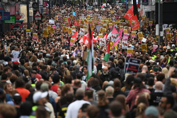 Thousands of anti-fascists turn out to push far right off English streets after racist riots