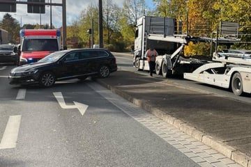 Panne bei Spurwechsel: Lkw schiebt Auto auf die Gegenfahrbahn