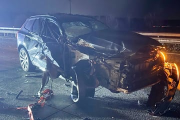 Unfall A1: Volvo bei Unfall mit Lkw völlig zerstört: Fahrer hat Schutzengel an Bord