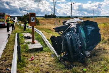 Unfall A1: Mitten auf der Autobahn: Wagen gerät ins Schlingern und überschlägt sich