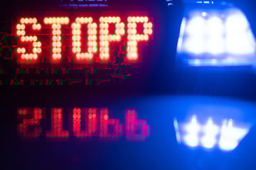 Frankfurt: Polizei will Auto kontrollieren, aber Fahrer tritt einfach aufs Gas