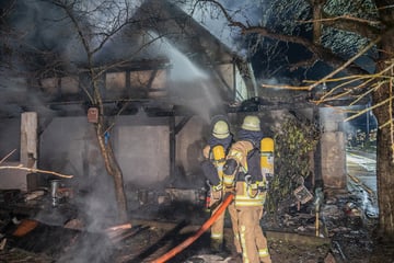 Feuerwerk als Ursache? Scheune steht lichterloh in Flammen