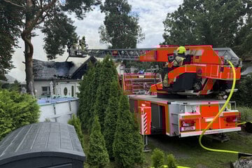 Berlin: Feuer in Müggelheim: Dachstuhl eines Wohnhauses steht in Flammen