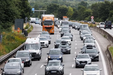 Unfall A1: Achtung, Lastwagen umgekippt: A1 kurz vor Fehmarn Richtung Norden gesperrt