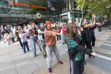 Dresden: Hunderte Passanten machen bei Mambo-Flashmob auf der Prager Straße mit