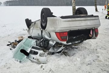 Opel überschlägt sich mehrfach: 18-Jährige lebensbedrohlich verletzt