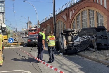Auto kippt um und rammt Laterne: Eine Person lebensgefährlich verletzt