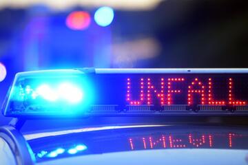 Schwertransport mit 70 Meter langem Rotorblatt kommt von Straße ab: Vollsperrung