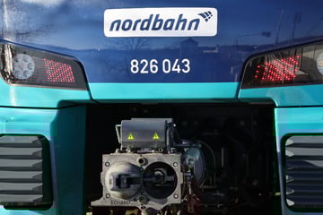 Nordbahn bleibt liegen: Fahrgäste müssen über Gleise umsteigen