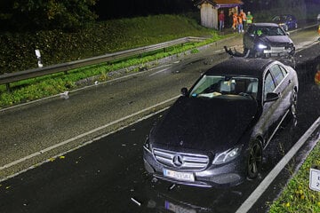 Senior wendet auf B20: Zwei Mercedes krachen zusammen, Ersthelfer versorgen Verletzten