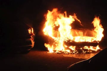 Berlin: Ford abgefackelt: Polizei ermittelt wegen Brandstiftung