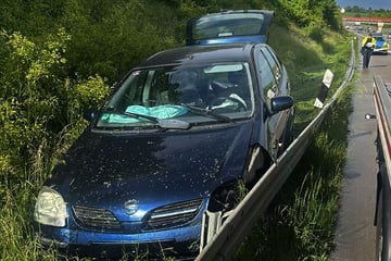 Unfall A4: Unfall auf A4: Auto durchbricht Leitplanke