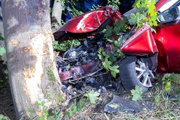 Unfall in Freiberg: Mazda kracht frontal gegen Baum