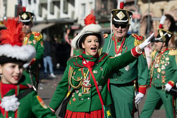 Frankfurt: Auch in Frankfurt sind die Narren los: Mega-Umzug läutet Faschings-Fete ein