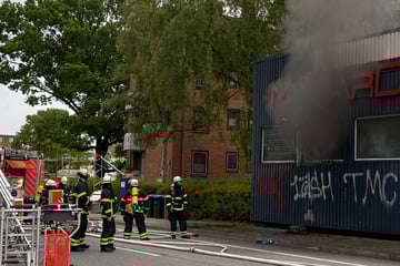 Hamburg: Hamburger Kfz-Betrieb brennt auf 100 Quadratmetern: Großeinsatz