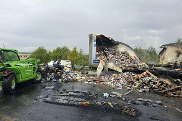 Unfall A14: Lkw-Anhänger brennt lichterloh: A14 stundelang gesperrt