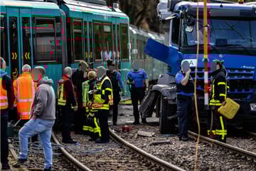 Crash zwischen U-Bahn und Lkw im Riederwald: Beide Fahrer schwer verletzt