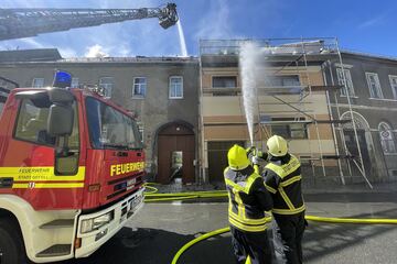 Großeinsatz der Feuerwehr: Wohnhaus 200 Meter von Wache entfernt in Flammen