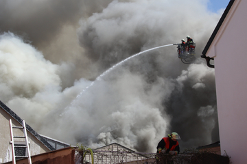 Mehrere Gebäude in der Oberpfalz in Flammen: Feuer richtet enormen Schaden an