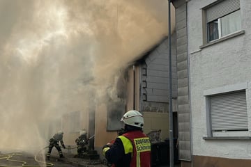 Wohnhaus vollkommen ausgebrannt: Bewohner mit Hubschrauber in Klinik geflogen