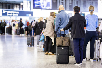 Leipzig: Traveler "jokes" at the airport about a bomb in his hand luggage: His punishment is tough!