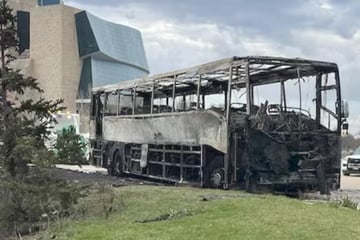 Reisebus komplett abgefackelt: Mädchen (15) gerät noch am Tatort ins Polizei-Visier