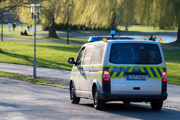 Frau mit Glasflasche auf Kopf geschlagen: Zwei Schwerverletzte nach Streit in Park