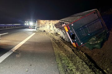 Laster umgekippt: Tausende Hühner sorgen auf A36 für Chaos