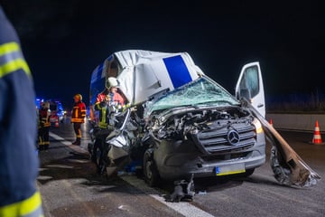 Unfall A4: A4 Richtung Dresden voll gesperrt: Transporter kracht in Lkw, neun Verletzte