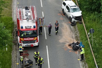 Tödlicher Überhol-Unfall: Auto kracht in Gegenverkehr, Biker (†57) stirbt