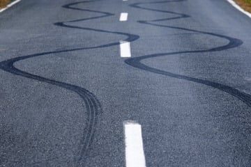Rentnerin will auf Landstraße wenden: Betrunkener Seat-Fahrer kracht in ihr Auto