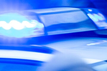 Kollaps hinter dem Steuer: Senior verliert Kontrolle über Auto