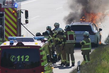 Unfall A14: Auto gerät plötzlich in Brand: Dichter Rauch und Feuerwehreinsatz auf A14
