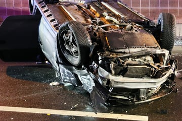 Dramatische Szenen: Dacia kracht gegen Tunnelwand, Frau aus Auto geschleudert