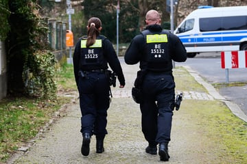 Nach Fund einer Frauenleiche: Polizei durchsucht Wohnhäuser