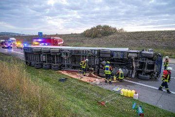 Lkw verunglückt auf A4: Elektroschrott verteilt sich auf Fahrbahn